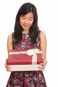 年轻快乐的亚洲妇女拿着礼物盒与图片