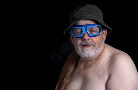 准备洗澡的老人肖像图片