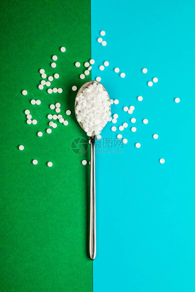 用勺子代替糖类药片绿色和蓝图片