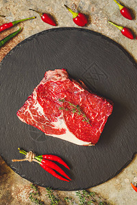 生牛排带香料的烤肉一块肉带复制背景图片