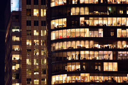 夜间的现代办公楼夜灯市中心的城市办公图片