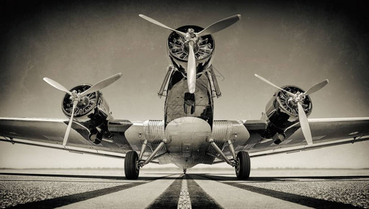 跑道上一架历史飞机的复古风格图片