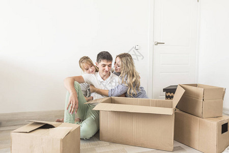 一家人在搬到新家的新家拆箱幸福家庭图片