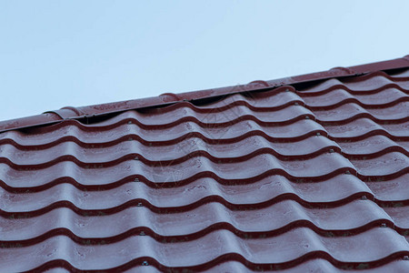 红色金属屋顶上的霜图片