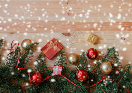 圣诞边界由Fir分枝装饰品和礼品组成顶端视图片