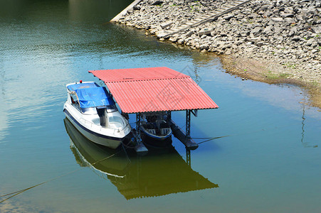 漂浮在水库河水力发电大坝上有红图片