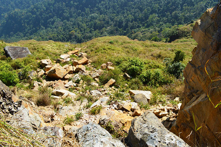 山顶悬崖高山滑坡山坡自然山背景下悬崖石岩和泥土滑坡图片