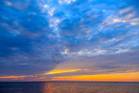 BayPosolskiySor日落在俄罗斯Baikal湖上图片