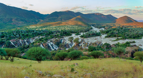 Epupa瀑布在纳米比亚北部和安哥拉南部边境的Kunene河上日落图片