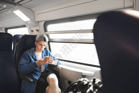 集中注意力的年轻人乘火车去图片