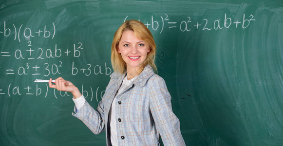 她喜欢她的工作回到学校的概念准教师必须考虑的工作条件女人微笑着教育家教室黑板背景教背景图片