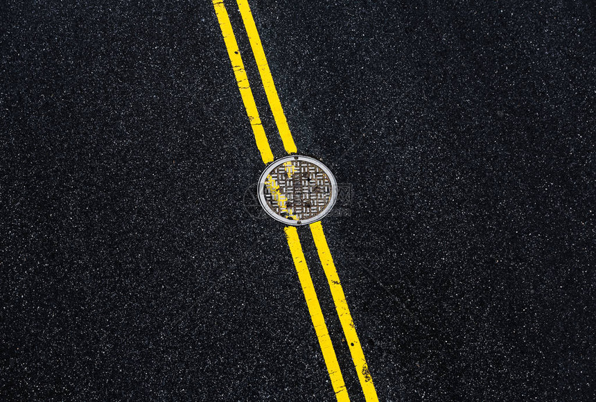 纽约市曼哈顿街沥青上的路标图片