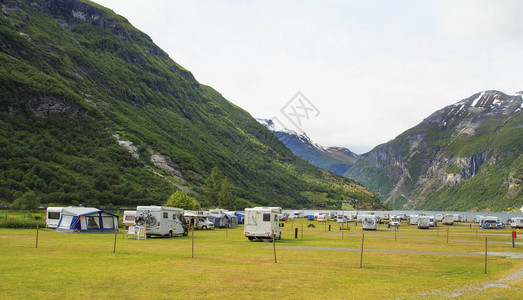 在挪威Geiranger的旅游者露营挪威与f图片