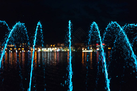 城市傍晚喷泉夜城的灯光图片