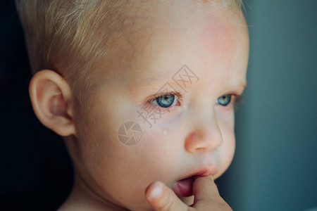 这双泪流满面的眼睛小男孩子带着悲伤的脸他是个爱哭的婴儿小宝在哭图片