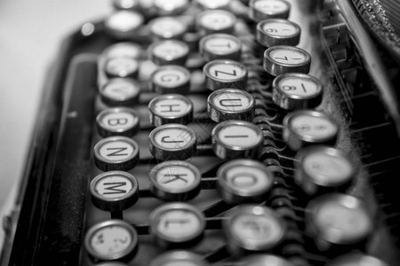 旧打字机的数字和母键图片