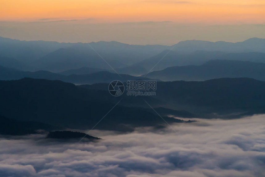 夕阳与薄雾远眺群山图片