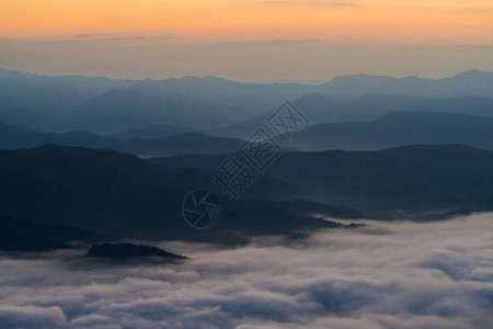 夕阳与薄雾远眺群山图片