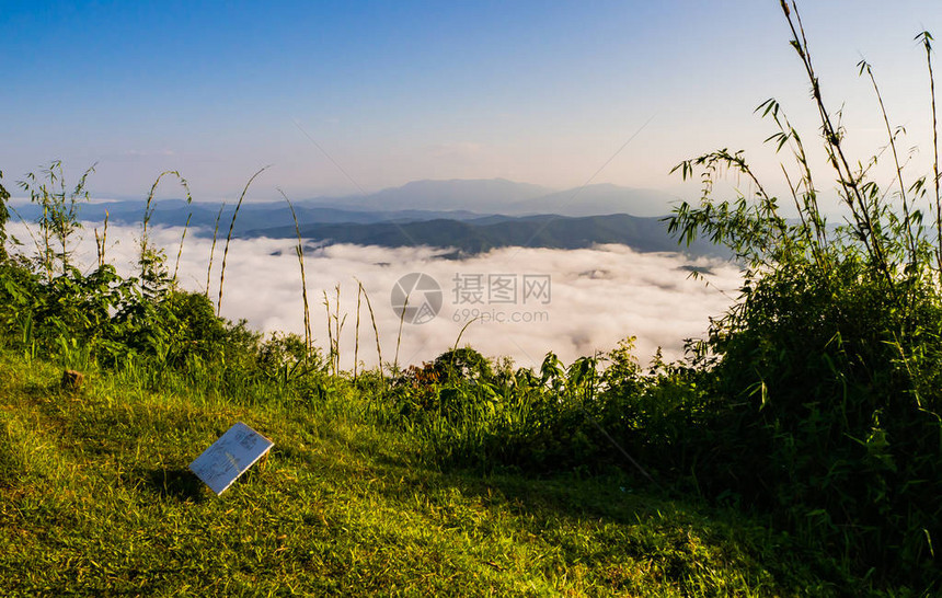 夕阳与薄雾远眺群山图片