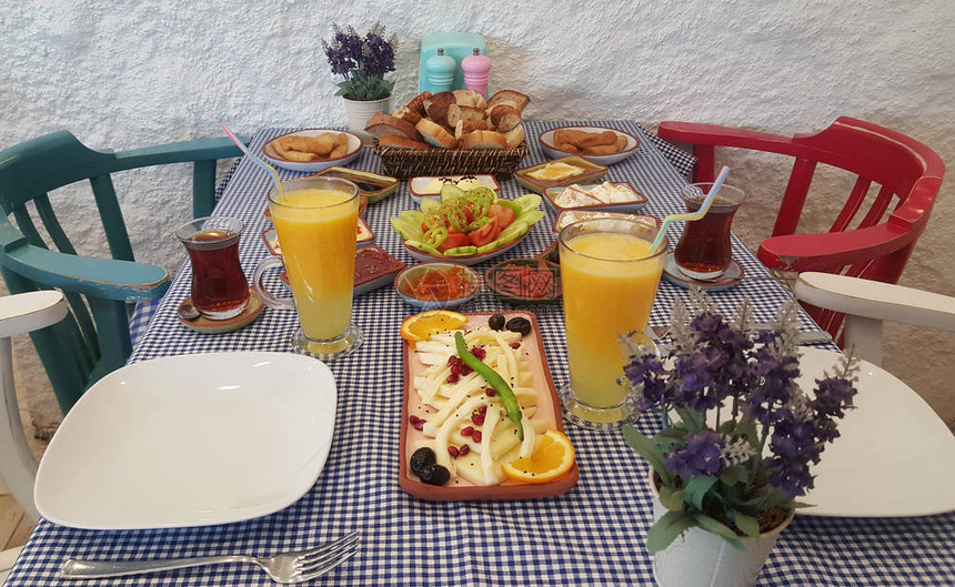 传统土耳其早餐配有饮料的餐图片
