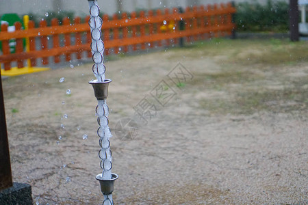 雨水以日式风格流过链条图片