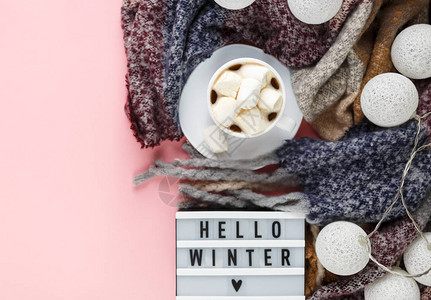 温暖舒适的冬季衣物围巾灯盒和咖啡杯图片