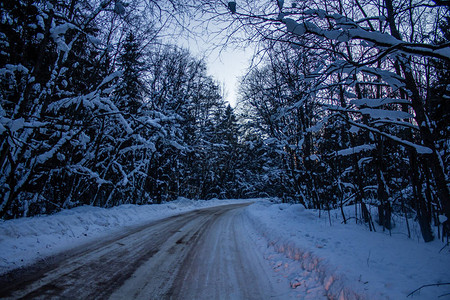 夜晚的白雪路冬季在路上的故事图片