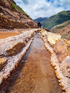 秘鲁库斯科附近SalinasdeMaras盐池中填满水图片