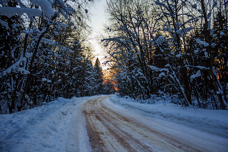 夜晚的白雪路冬季在路上的故事图片