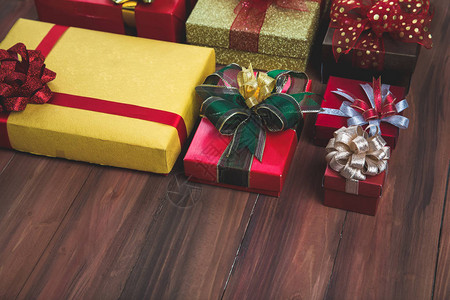 木背景圣诞节贺礼庆祝和生日概念上带多彩丝带的合意图片