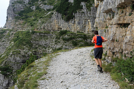 男孩在意大利阿尔卑斯山上走着一高清图片
