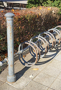 城市中的自行车存放处图片