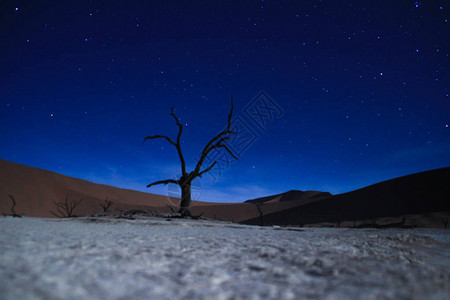 银河和纳米布沙漠上空的夜空图片