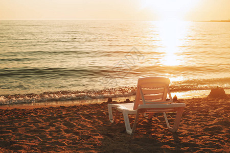 日落时海边的躺椅图片