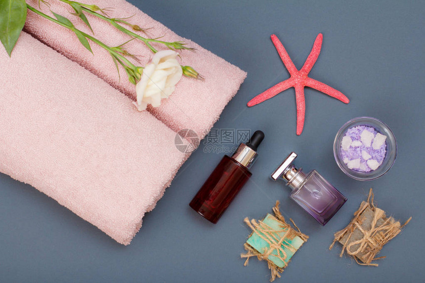 天然海盐自制肥皂芳香油香水和粉红色毛巾图片