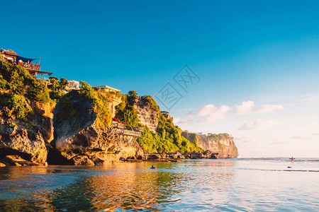 乌卢瓦图巴厘和日落之光的蓝天空海高清图片