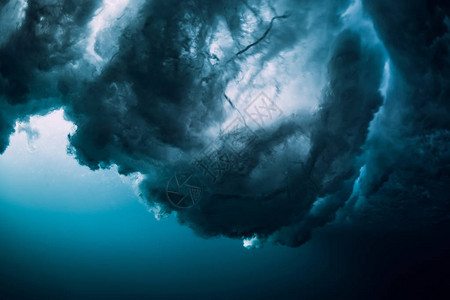 水下强力波浪海中图片