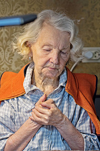 一个老妇人的手按在她的胸口老妇图片