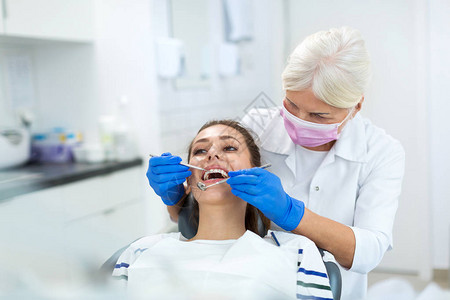 女牙医和牙科办图片
