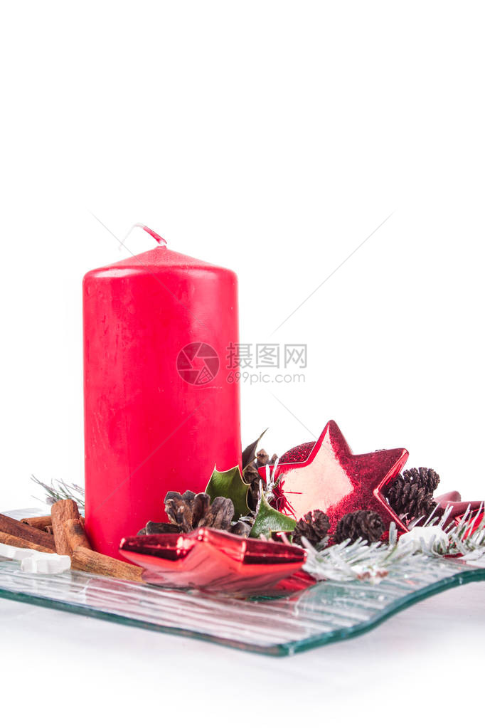 圣诞烛台与白色背景上的红色蜡烛图片
