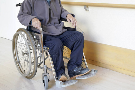 老年或老年男病人在医院里坐在轮椅上如图片