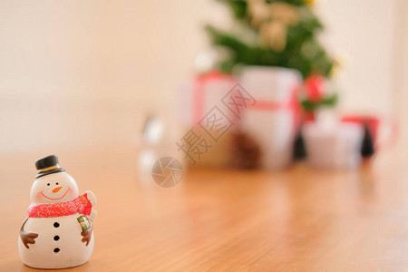 送礼盒和装饰的圣诞树十月举行节日庆典活动背景图片