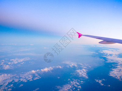 从飞机窗口云和天空的顶视图片