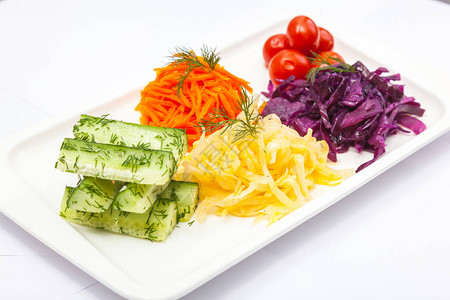 白盘上的蔬菜开胃菜图片