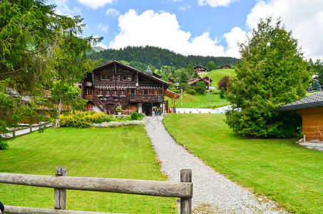 瑞士山区背景的村庄高清图片