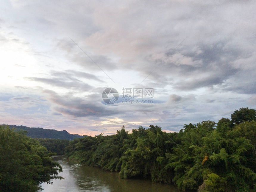 泰国Kanchanaburi省晚上有山地背景的河流和森图片