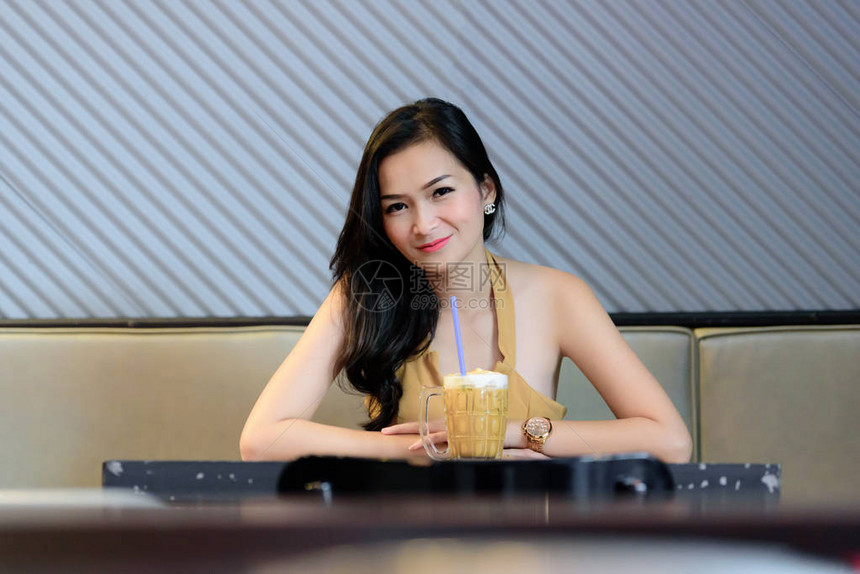 亚洲漂亮女孩在咖啡馆餐厅喝咖啡图片