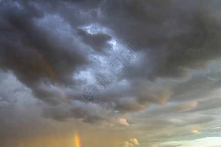 背景与乌云和彩虹的剧烈的天空暴风雨前的天空阴雨天气背景图片