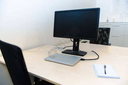 办公桌上的灯光办公室台式桌面是笔记本显示器图片