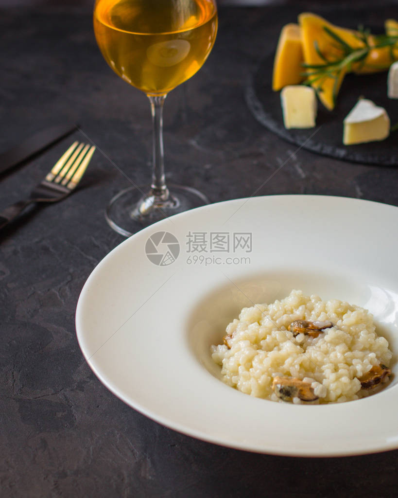 将贝壳海食大米装在白色盘子里图片